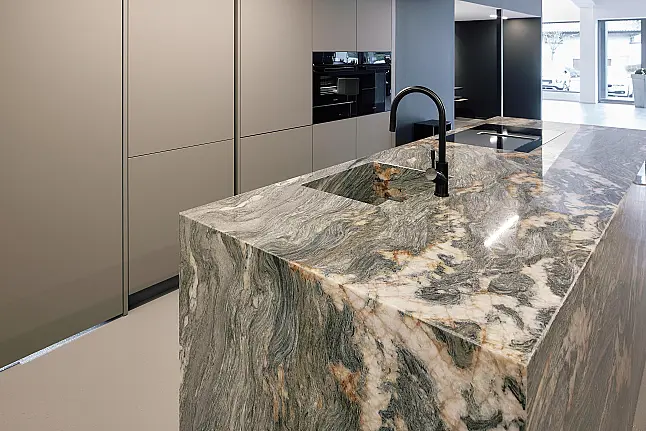 Designerküche Naturstein Fusion kombiniert mit Lack Matt