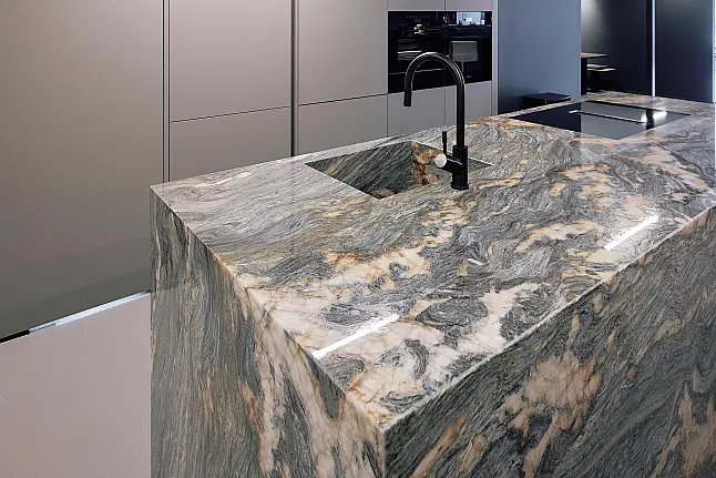 Designerküche Naturstein Fusion kombiniert mit Lack Matt
