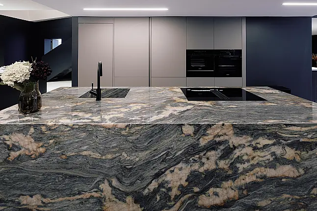 Designerküche Naturstein Fusion kombiniert mit Lack Matt