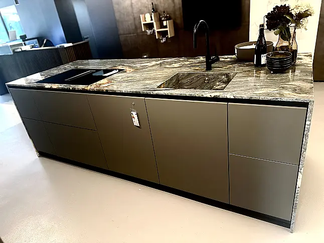 Designerküche Naturstein Fusion kombiniert mit Lack Matt