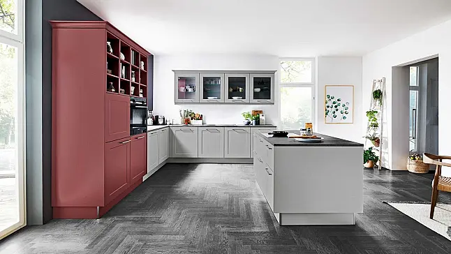 Landhausstil Inselküche mit Fronten in Platingrau und Hagebutte softmatt Farbkombination