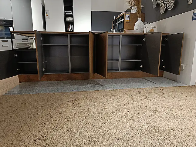 Helle, Moderne Küche mit Rostoptik und Weißen Fronten
