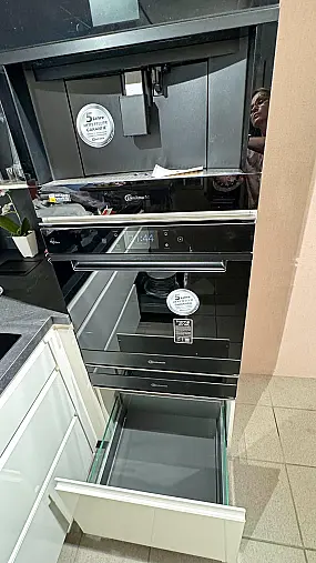Schöne  grifflose Hochglanz weisse Küche mit sehr guter Ausstattung inkl Einbaukaffeevollautomat