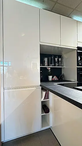 Schöne  grifflose Hochglanz weisse Küche mit sehr guter Ausstattung inkl Einbaukaffeevollautomat