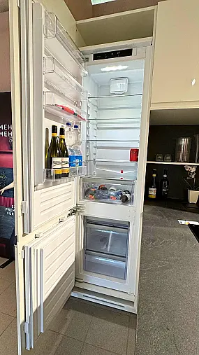 Schöne  grifflose Hochglanz weisse Küche mit sehr guter Ausstattung inkl Einbaukaffeevollautomat
