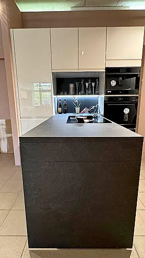 Schöne  grifflose Hochglanz weisse Küche mit sehr guter Ausstattung inkl Einbaukaffeevollautomat