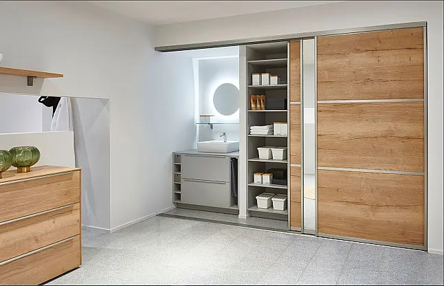 Exklusives Badezimmer verdeckt mit Schiebetüren - Sideboard - Regale - Waschtisch &amp; LED-Spiegel