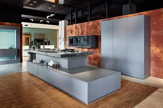 Design Insel in Mattlack graphit mit schwebender Arbeitsplattenanlage