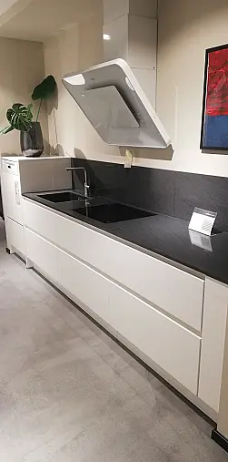Weiß hochglanz mit Naturstein Arbeitsplatte