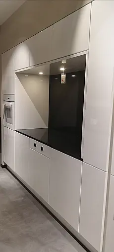 Weiß hochglanz mit Naturstein Arbeitsplatte
