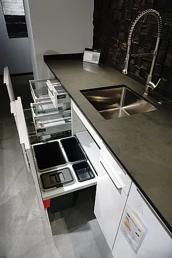 Weiß glänzend mit Dekton Arbeitsplatte