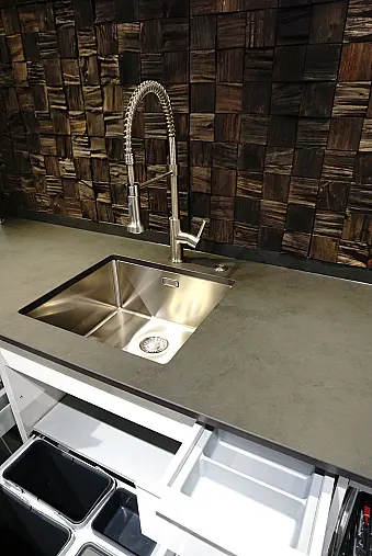 Weiß glänzend mit Dekton Arbeitsplatte