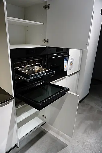 Weiß glänzend mit Dekton Arbeitsplatte