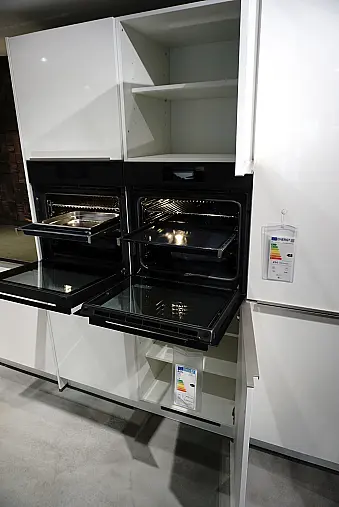 Weiß glänzend mit Dekton Arbeitsplatte