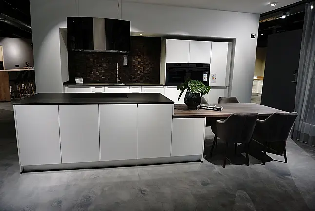 Weiß glänzend mit Dekton Arbeitsplatte
