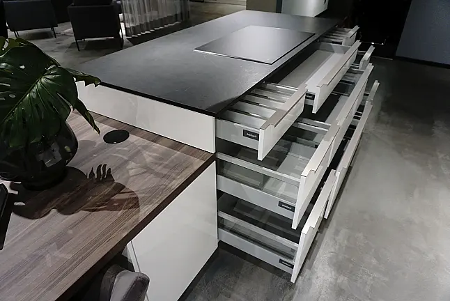 Weiß glänzend mit Dekton Arbeitsplatte
