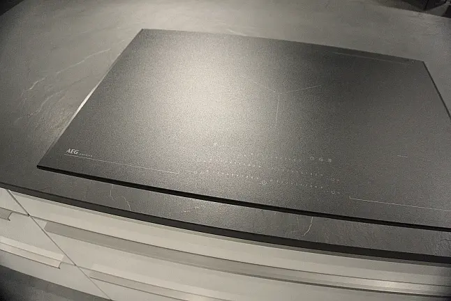 Weiß glänzend mit Dekton Arbeitsplatte