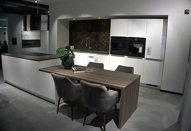 Weiß glänzend mit Dekton Arbeitsplatte