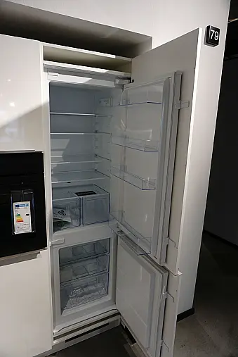 Weiß glänzend mit Dekton Arbeitsplatte