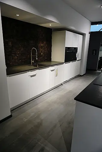 Weiß glänzend mit Dekton Arbeitsplatte
