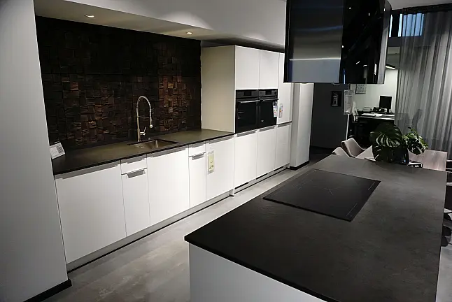 Weiß glänzend mit Dekton Arbeitsplatte