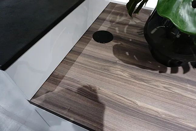 Weiß glänzend mit Dekton Arbeitsplatte
