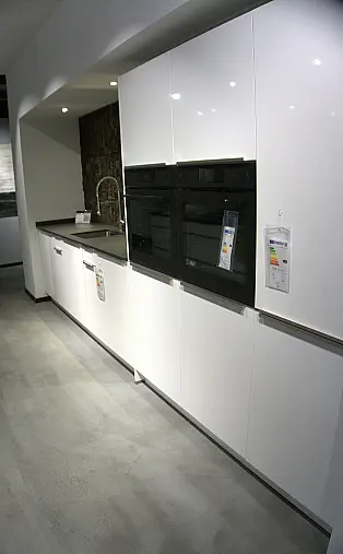 Weiß glänzend mit Dekton Arbeitsplatte
