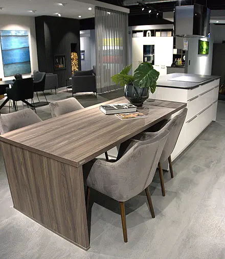 Weiß glänzend mit Dekton Arbeitsplatte