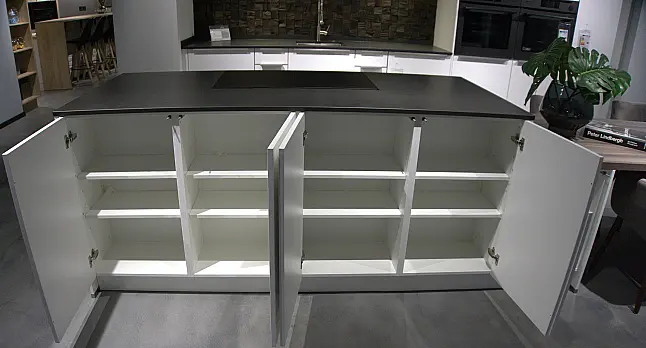 Weiß glänzend mit Dekton Arbeitsplatte