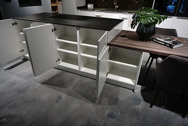 Weiß glänzend mit Dekton Arbeitsplatte