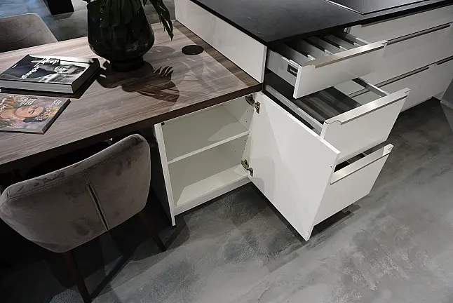 Weiß glänzend mit Dekton Arbeitsplatte