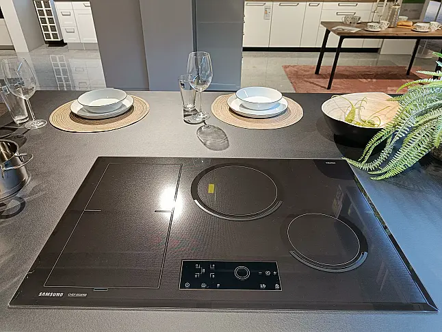moderne Einbauküche mit Hochschränken