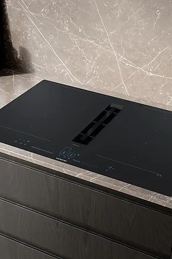 Designküche mit Nische und Insel inkl. Montage*, Furnierte Fronten, Keramik von Neolith, Geräte von Siemens