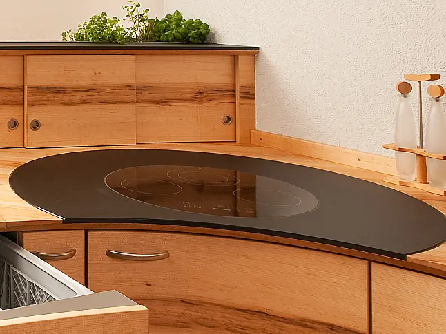 Runde Küche aus Holz individuell geplant. Lassen Sie Ihrer Kreativität freien Lauf.