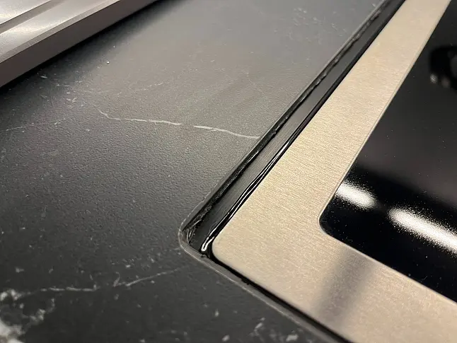 Ballerina Designküche Smart Glas Achatweiß mit schwarzer Keramik