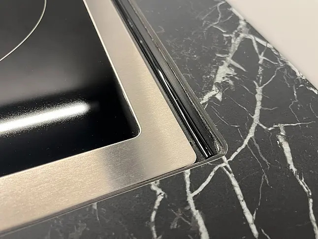 Ballerina Designküche Smart Glas Achatweiß mit schwarzer Keramik