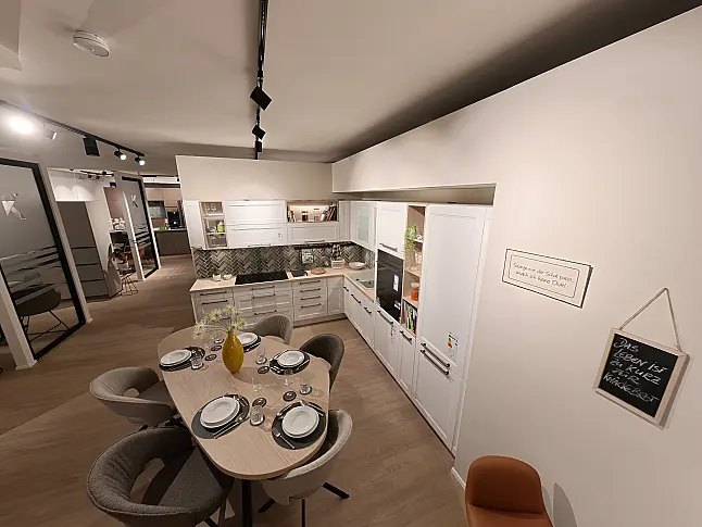 nobilia Landhausküche Cascada Weiß mit grüner Keramikspüle, Ausziehtisch &amp; Bosch Serie 8