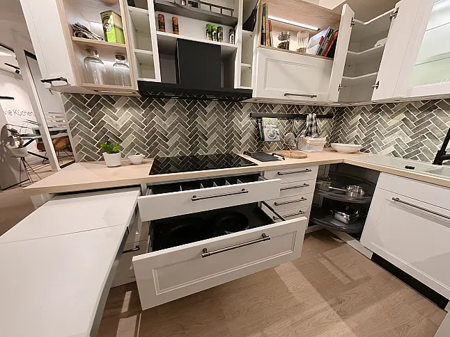 nobilia Landhausküche Cascada Weiß mit grüner Keramikspüle, Ausziehtisch &amp; Bosch Serie 8