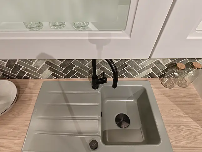 nobilia Landhausküche Cascada Weiß mit grüner Keramikspüle, Ausziehtisch &amp; Bosch Serie 8