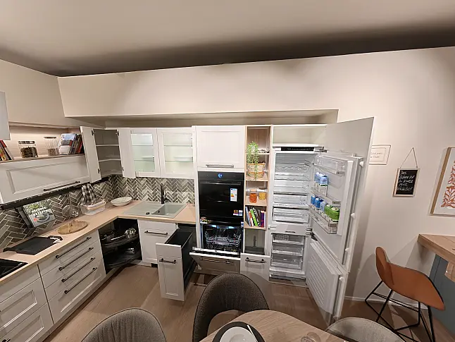 nobilia Landhausküche Cascada Weiß mit grüner Keramikspüle, Ausziehtisch &amp; Bosch Serie 8