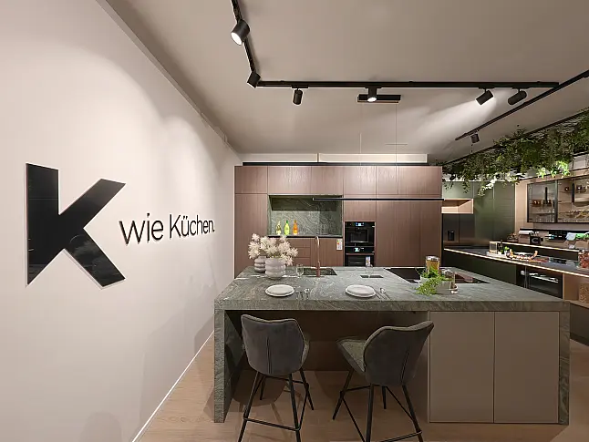 Häcker Designküche Walnuss &amp; Steinbeige mit Naturstein-Insel Alpengrün, Franke Water Hub &amp; Neff