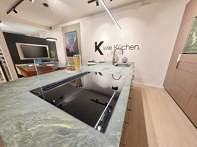 Häcker Designküche Walnuss &amp; Steinbeige mit Naturstein-Insel Alpengrün, Franke Water Hub &amp; Neff