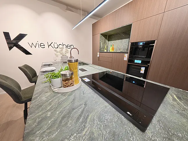 Häcker Designküche Walnuss &amp; Steinbeige mit Naturstein-Insel Alpengrün, Franke Water Hub &amp; Neff