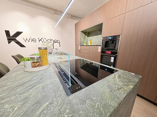 Häcker Designküche Walnuss &amp; Steinbeige mit Naturstein-Insel Alpengrün, Franke Water Hub &amp; Neff