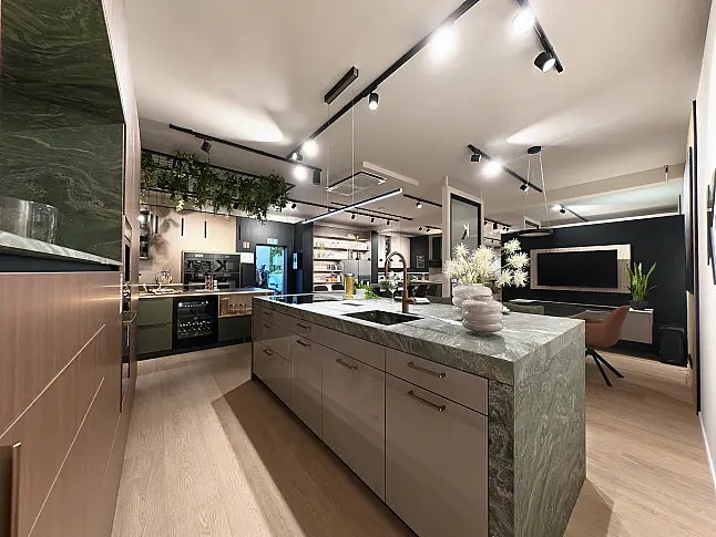 Häcker Designküche Walnuss &amp; Steinbeige mit Naturstein-Insel Alpengrün, Franke Water Hub &amp; Neff