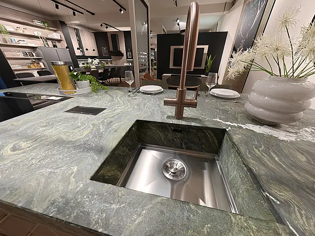 Häcker Designküche Walnuss &amp; Steinbeige mit Naturstein-Insel Alpengrün, Franke Water Hub &amp; Neff