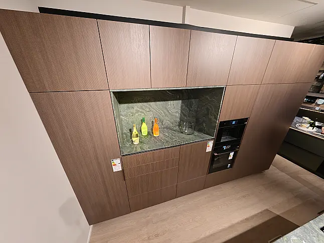 Häcker Designküche Walnuss &amp; Steinbeige mit Naturstein-Insel Alpengrün, Franke Water Hub &amp; Neff