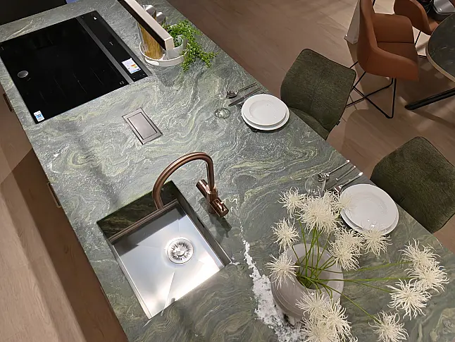 Häcker Designküche Walnuss &amp; Steinbeige mit Naturstein-Insel Alpengrün, Franke Water Hub &amp; Neff