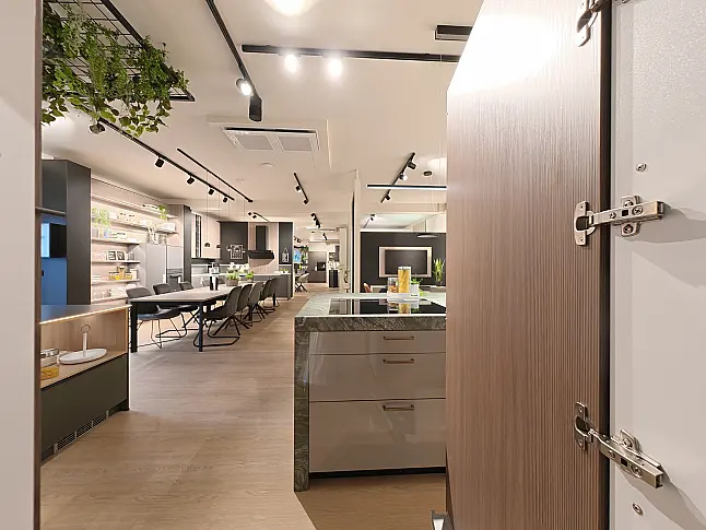 Häcker Designküche Walnuss &amp; Steinbeige mit Naturstein-Insel Alpengrün, Franke Water Hub &amp; Neff