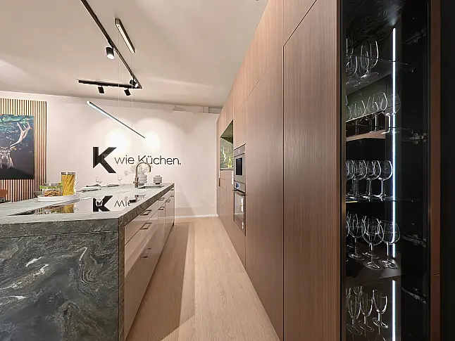 Häcker Designküche Walnuss &amp; Steinbeige mit Naturstein-Insel Alpengrün, Franke Water Hub &amp; Neff